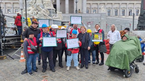 Gruppenfoto Selbstvertreter:innen mit Sozialministerin Korinna Schumann © Jugend am Werk
