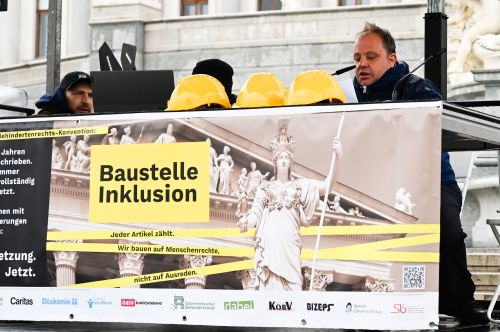 Selbstvertreter David Galko liest aus der Konvention vor © Jugend am Werk