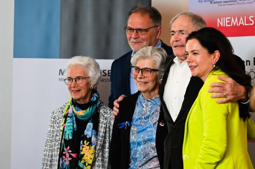 Die drei Zeitzeugen mit Willi Mernyi vom Mauthausen Komitee Österreich und Barbara Glück von der Gedenkstätte © Jugend am Werk