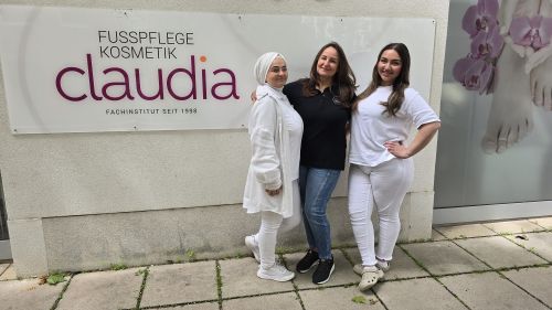 Gruppenfoto mit Auszeichnung Partnerbetrieb 2025, Fußpflege Claudia © Jugend am Werk