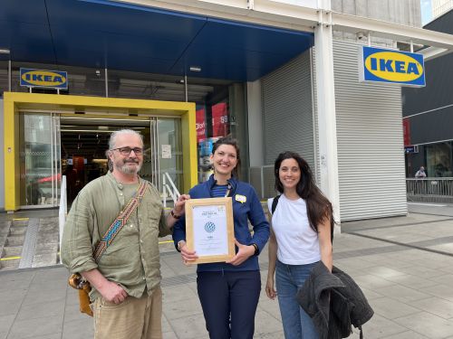 Gruppenfoto mit Auszeichnung Partnerbetrieb 2025, IKEA Wien Westbahnhof © Jugend am Werk
