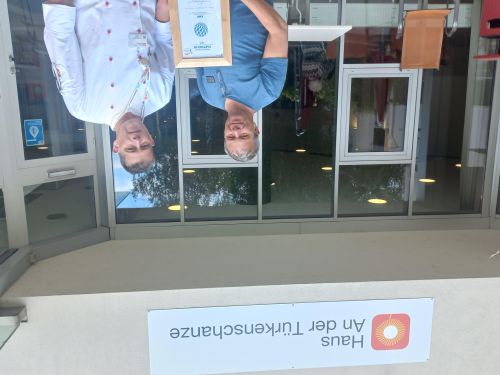 Gruppenfoto mit Auszeichnung Partnerbetrieb 2025, KWP Haus Türkenschanze © Jugend am Werk