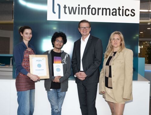 Gruppenfoto mit Auszeichnung Partnerbetrieb 2025, Twinformatics © Jugend am Werk