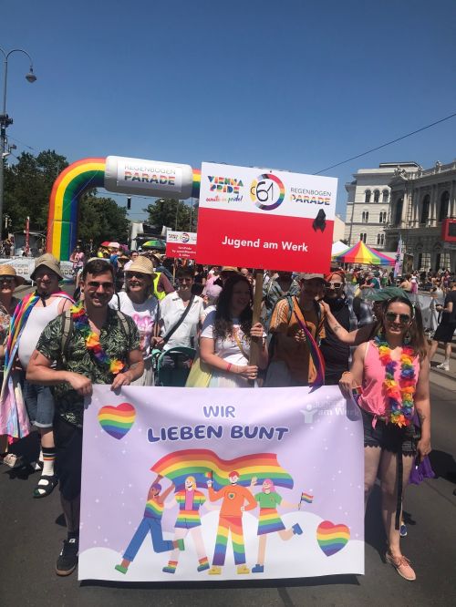 Gruppenfoto von vorne von der Regenbogenparade 2025 © Jugend am Werk
