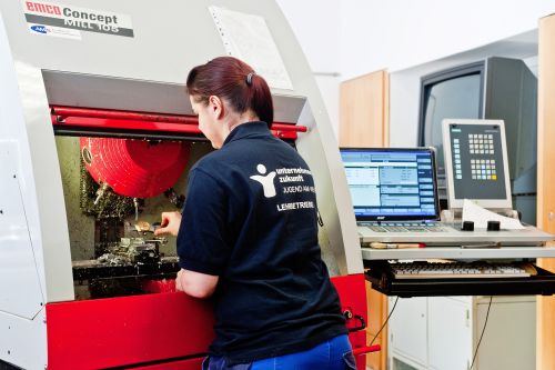 Junge Frau bedient CNC-Maschine © Kollektiv Fischka/fischka.com