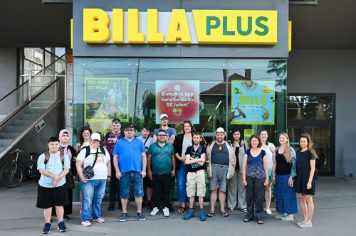 Gruppenfoto vor dem Billa Markt Donaufelder Straße © Jugend am Werk