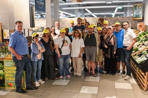 Gruppenfoto in der Obst- und Gemüseabteilung des BILLA Marktes © Jugend am Werk