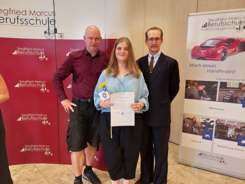 Elena Wolfer mit ihrem Ausbilder Lutz Kogler (links) und ihrem Klassenvorstand Herrn Schön (rechts) © Jugend am Werk