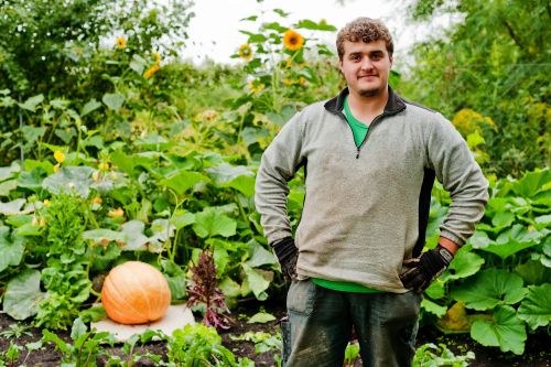 Lehrling Gartengestaltung vor einem Gemüsebeet © Kollektiv Fischka/fischka.com
