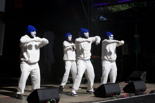 Vier Mitglieder der Special Dance Crew beim Bühnenauftritt © Michael Frank
