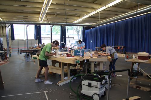 Tischlerlehrlinge beim Wettbewerb © Jugend am Werk