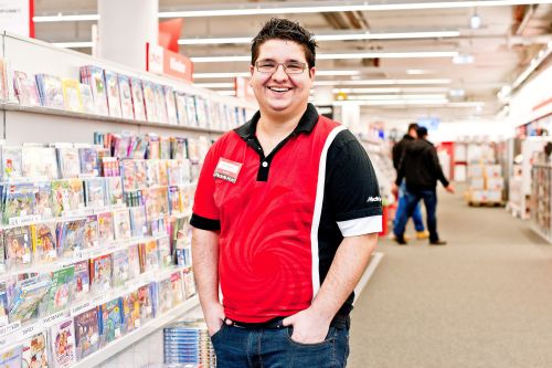 Junger Mann im Mediamarkt © Kollektiv Fischka/fischka.com