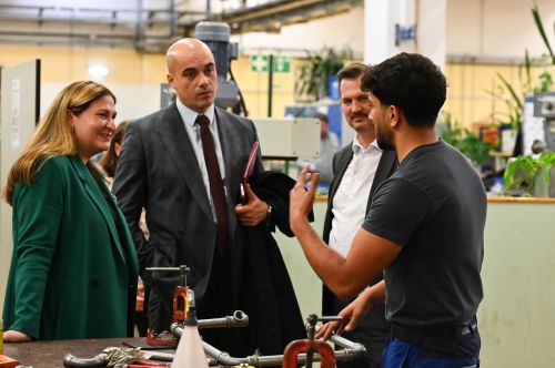 Wirtschaftsstadträtin Barbara Novak und waff-Geschäftsführer Marko Miloradovic im Gespräch mit einem Lehrling © Jugend am Werk Wirtschaftsstadträtin Barbara Novak und waff-Geschäftsführer Marko Miloradovic im Gespräch mit einem Lehrling © Jugend am Werk