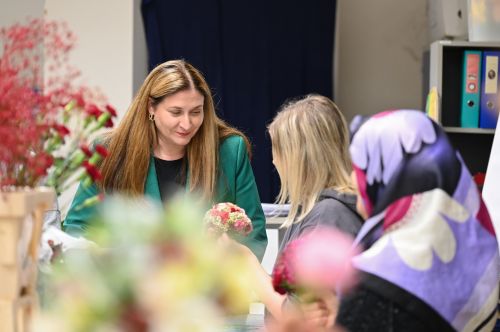 Wirtschaftsstadträtin Barbara Novak im Gespräch mit zwei Floristinnen © Jugend am Werk Wirtschaftsstadträtin Barbara Novak im Gespräch mit zwei Floristinnen © Jugend am Werk