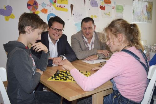 Stadtrat Czernohorszky und Bezirksvorsteher Derfler beobachten zwei Kinder beim Schachspielen © Jugend am Werk
