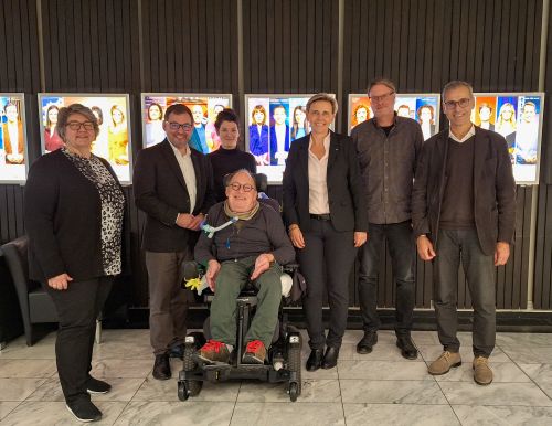 Gruppenfoto von der Vertragsunterzeichnung Inklusive Lehrredaktion im ORF Zentrum © Jugend am Werk