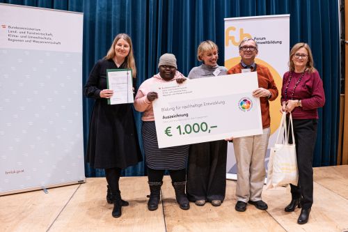 Gruppenfoto der stolzen Sieger:innen des Kooperationsprojekts "Held:innen am Werk" © Jugend am Werk