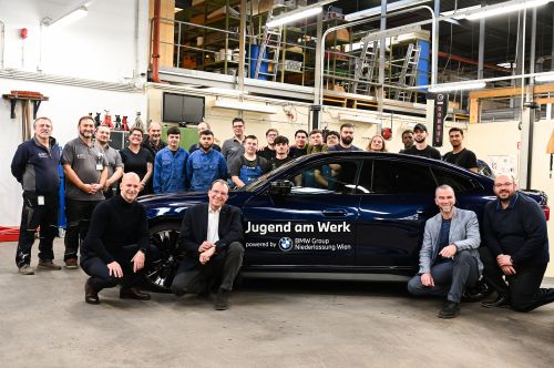 Gruppenfoto vor dem BMW M440i xDrive im Lehrbetrieb Technologiezentrum © Jugend am Werk