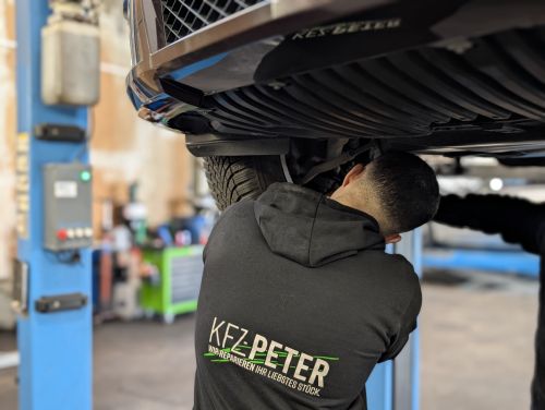 Foto vom jungen KFZ-Techniker bei der Reparatur eines Autos © Jugend am Werk Foto vom jungen KFZ-Techniker bei der Reparatur eines Autos © Jugend am Werk