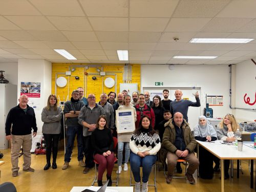 Gruppenfoto vom AMS-Partnerevent im Bildungscampus Elektro © Jugend am Werk