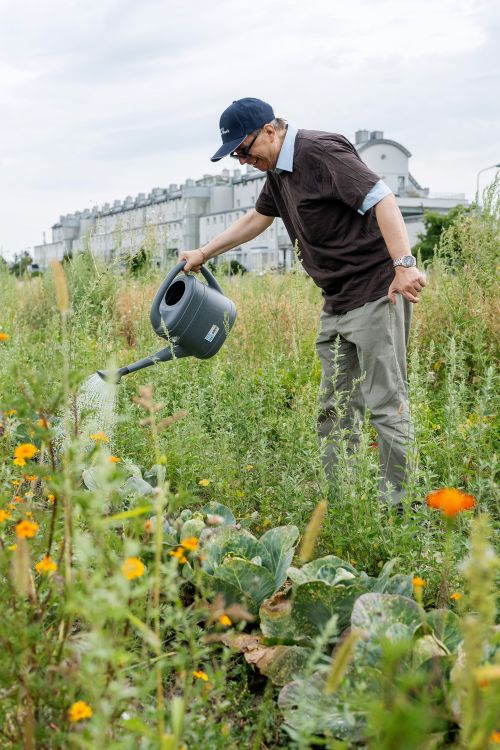 Ein Mann gießt die Pflanzen © Kollektiv Fischka/fischka.at