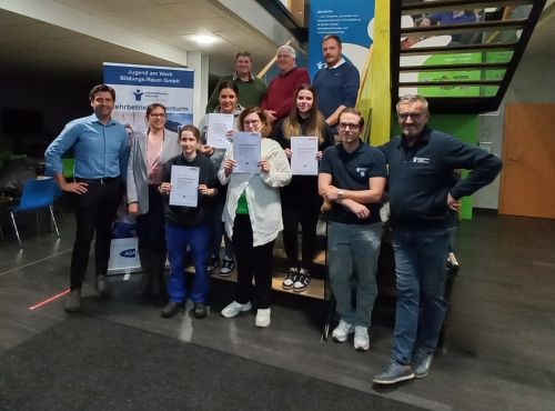 Gruppenbild mit den Kandidatinnen und der Prüfungskommission © Jugend am Werk