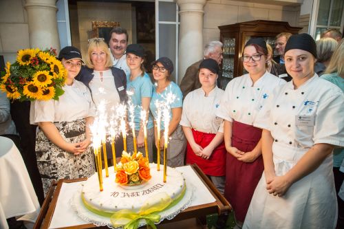 Konditoreilehrlinge mit der Jubiläumstorte © APA-Fotoservice/Krisztian Juhasz