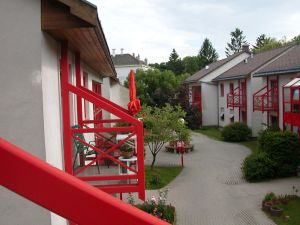 Blick von einem Balkon auf die Wohnhausanlage Hochstraße © Jugend am Werk