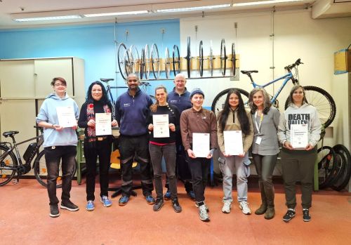 Gruppenfoto Lehrabschluss Fahrradmechatronik © Jugend am Werk