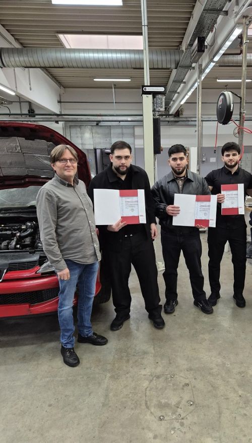 Gruppenfoto Lehrabschluss KFZ-Technik Lehrbetrieb Moderne Berufsausbildung © Jugend am Werk