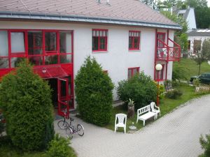 Außenansicht eines Wohnhauses der Wohnhausanlage Hochstraße © Jugend am Werk