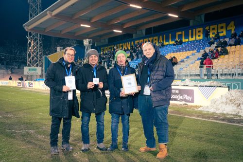 Gruppenfoto Übergabe Urkunde Partnerbetrieb an First Vienna FC, Februar 2026 © FotobyHofer/Christian Hofer Gruppenfoto Übergabe Urkunde Partnerbetrieb an First Vienna FC, Februar 2026 © FotobyHofer/Christian Hofer