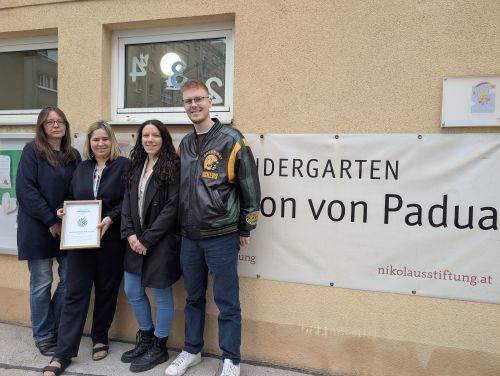 Gruppenfoto Übergabe Urkunde Partnerbetrieb an Kindergarten St. Anton von Padua, Februar 2026 © Jugend am Werk Gruppenfoto Übergabe Urkunde Partnerbetrieb an Kindergarten St. Anton von Padua, Februar 2026 © Jugend am Werk