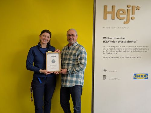 Gruppenfoto Übergabe Urkunde Partnerbetrieb an IKEA Wien Westbahnhof, Februar 2026 © Jugend am Werk Gruppenfoto Übergabe Urkunde Partnerbetrieb an IKEA Wien Westbahnhof, Februar 2026 © Jugend am Werk