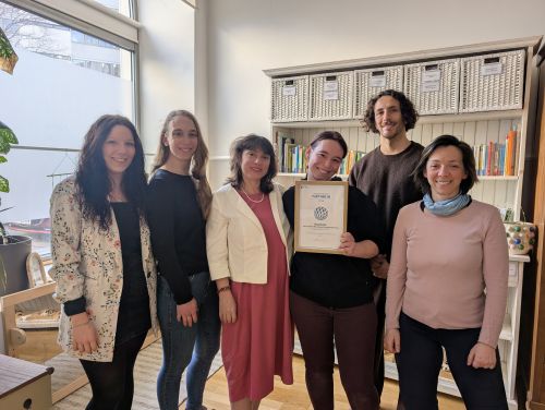 Gruppenfoto Übergabe Urkunde Partnerbetrieb an Grashalm Kleinkinderhaus, Februar 2026 © Jugend am Werk Gruppenfoto Übergabe Urkunde Partnerbetrieb an Grashalm Kleinkinderhaus, Februar 2026 © Jugend am Werk