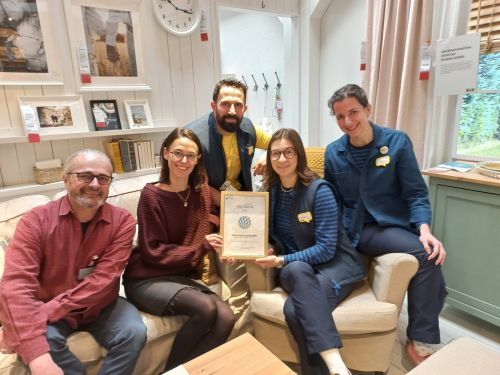 Gruppenfoto Übergabe Urkunde Partnerbetrieb an IKEA Wien Nord, Februar 2026 © Jugend am Werk Gruppenfoto Übergabe Urkunde Partnerbetrieb an IKEA Wien Nord, Februar 2026 © Jugend am Werk