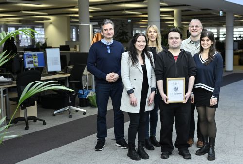Gruppenfoto Übergabe Urkunde Partnerbetrieb an Austria Presse Agentur, Februar 2026 © Jugend am Werk Gruppenfoto Übergabe Urkunde Partnerbetrieb an Austria Presse Agentur, Februar 2026 © Jugend am Werk