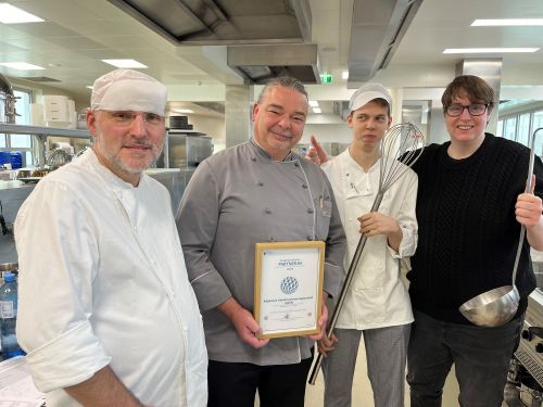 Gruppenfoto Übergabe Urkunde Partnerbetrieb an AUVA Lehrbetrieb Küche, Februar 2026 © Jugend am Werk Gruppenfoto Übergabe Urkunde Partnerbetrieb an AUVA Lehrbetrieb Küche, Februar 2026 © Jugend am Werk