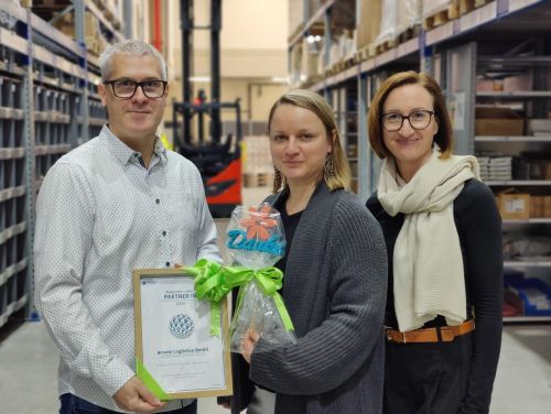 Gruppenfoto Übergabe Urkunde Partnerbetrieb an Arvato Austria GmbH, Februar 2026 © Jugend am Werk Gruppenfoto Übergabe Urkunde Partnerbetrieb an Arvato Austria GmbH, Februar 2026 © Jugend am Werk