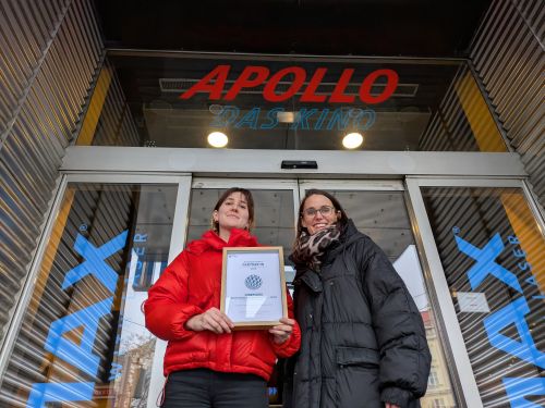 Gruppenfoto Übergabe Urkunde Partnerbetrieb an das Apollo Kino, Februar 2026 © Jugend am Werk Gruppenfoto Übergabe Urkunde Partnerbetrieb an das Apollo Kino, Februar 2026 © Jugend am Werk