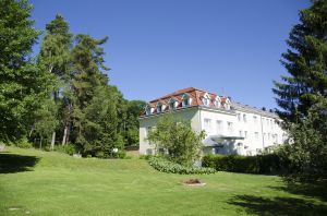 Blick vom Garten auf das Wohnhaus Innermanzing © Kokoon Photography