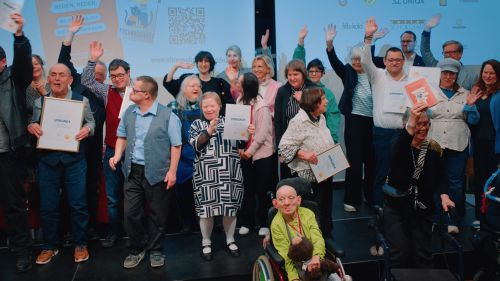 Gruppenfoto mit allen ausgezeichneten Schriftsteller:innen © Peter Monoki Gruppenfoto mit allen ausgezeichneten Schriftsteller:innen © Peter Monoki