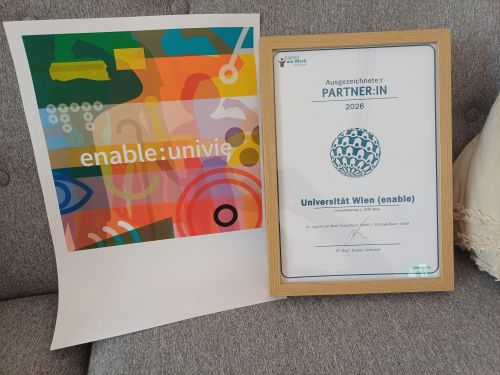 Urkunde vor dem Logo von Universität Wien (enable) © Jugend am Werk