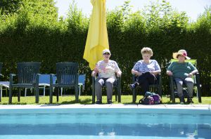Drei Damen sitzen neben dem Schwimmbad des Wohnhauses Innermanzing © Kokoon Photography