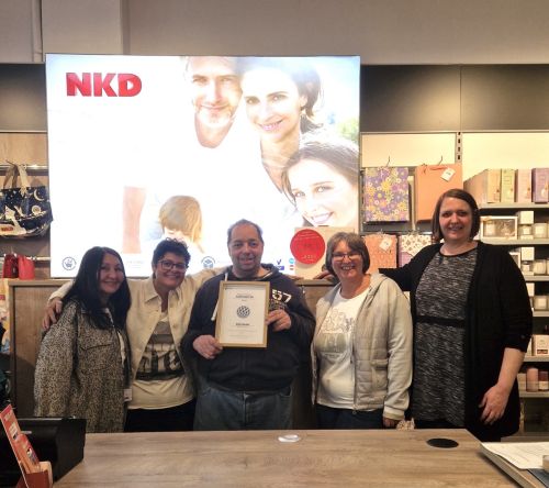 Gruppenfoto Auszeichnung Partnerbetrieb 2026, NKD Baudißgasse © Jugend am Werk