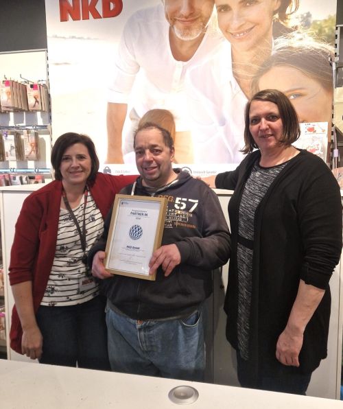 Gruppenfoto Auszeichnung Partnerbetrieb 2026, NKD Schwechat © Jugend am Werk