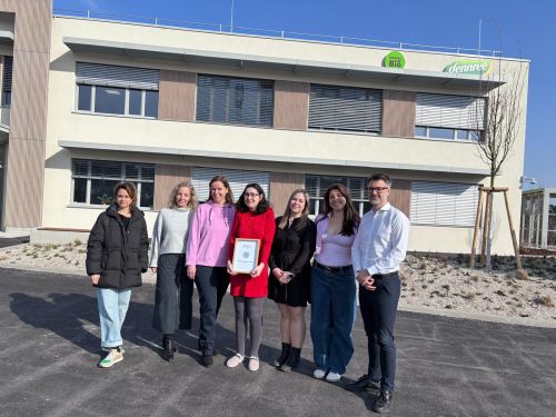 Gruppenfoto Auszeichnung Partnerbetrieb 2026, dennree Naturkost GmbH © Jugend am Werk