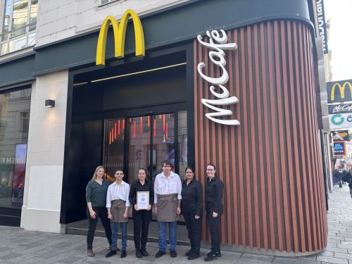 Gruppenfoto Auszeichnung Partnerbetrieb 2026, McDonalds Mariahilfer Straße 85 © Jugend am Werk
