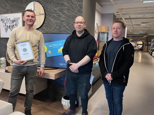 Gruppenfoto Auszeichnung Partnerbetrieb 2026, Möbelix Wien 3 © Jugend am Werk