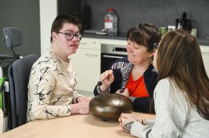 StandorfotoTeilnehmer mit Betreuerinnen und Klangschale © Jugend am Werk